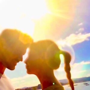 Sofia Escobar Instagram - Passaram 10 anos e cada vez estamos mais fortes, mais unidos. Tem sido uma viagem de constante aprendizagem, em que temos sempre conseguido ultrapassar os obstáculos e as fases menos boas. Nao sao tudo rosas e as relações entre as pessoas exigem muito trabalho, a maioria desse trabalho é em nós mesmos! Obrigada por 10 anos lindos, mal posso esperar pelos próximos 10! Feliz Aniversario meu amor ❤️❤️❤️ @gonzaloramosisme