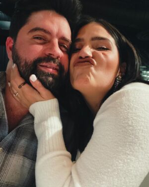 Sofía Garza Instagram - Mi todo. 

Feliz 10 de casados
Feliz 17 de novios 
Feliz Olivia Algara Garza

TE AMO ❤️