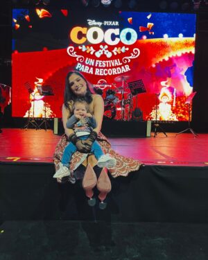 Sofía Garza Instagram - Hoy sentí algo muy especial. 
Si bien, no es una interpretación perfecta, les juro que sentí cada segundo intensamente y nunca lo voy a olvidar. 🇲🇽🎶✨

Gracias @felipedirector por confiar en mi, SIEMPRE. 

Nos vemos en COCO: Un festival para recordar este 3 y 4 de Noviembre en la Plaza de Toros “LA MÉXICO” 

Boletos en:
www.superboletos.com 

A la prensa del día de hoy: 
G R A C I A S