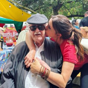Sofia Grillo Instagram - .
Foi bonita a festa! ❤️

.
Comemoração do dia de Portugal, na Praça da Alegria! Obrigada @freguesiasantoantoniolisboa e @vasckarof por mais este momento de convívio entre colegas e amigos. 
.
#10dejunho 
#cultura 
#artistasportugueses 
#arraial 
#camaramunicipaldelisboa 
#juntadefreguesiadesantoantonio
