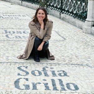 Sofia Grillo Instagram - .
Ontem na Praça da Alegria em Lisboa, foi dia de festa e de comemorações! 
Não podia estar mais orgulhosa e agradecida por este gesto tão bonito . 
Obrigada à @freguesiasantoantoniolisboa e ao seu presidente @vasckarof  pelo seu compromisso incansável em apoiar e homenagear o teatro e a cultura que tanto  enriquece as nossas vidas e a sociedade! Obrigada @camara_municipal_lisboa e @c_moedas 
Viva o Teatro! 🎭 
.
#freguesiadesantoantónio 
#lisboa 
#vascomorgado 
#diamundialdoteatro 
#actoresportugueses 
#calçadadafama 
#calçadaportuguesa