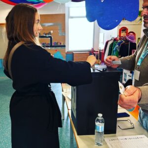 Sofia Grillo Instagram - Ao longo da história , muitos lutaram e sacrificaram as suas vidas para garantir o direito ao voto para todos. 
Vamos honrar esse direito e participar activamente do processo democrático
Hoje, é dia de ir às urnas! 
Porque Portugal precisa e porque não quero que outros decidam por mim.
.
#DEMOCRACIA 
#legislativas2024