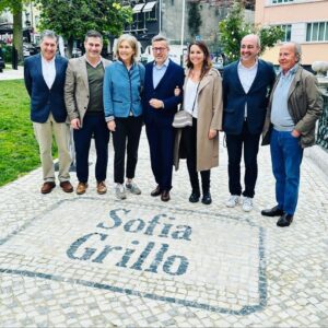 Sofia Grillo Instagram - .
Ontem na Praça da Alegria em Lisboa, foi dia de festa e de comemorações! 
Não podia estar mais orgulhosa e agradecida por este gesto tão bonito . 
Obrigada à @freguesiasantoantoniolisboa e ao seu presidente @vasckarof  pelo seu compromisso incansável em apoiar e homenagear o teatro e a cultura que tanto  enriquece as nossas vidas e a sociedade! Obrigada @camara_municipal_lisboa e @c_moedas 
Viva o Teatro! 🎭 
.
#freguesiadesantoantónio 
#lisboa 
#vascomorgado 
#diamundialdoteatro 
#actoresportugueses 
#calçadadafama 
#calçadaportuguesa