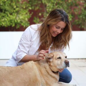 Sofia Grillo Instagram - .
Ás vezes ainda me engano e chamo por ti. E juro que ainda te sinto o cheiro. Na casa. No carro. E até na roupa, que já foi lavada dezena de vezes. 
Fazes cá muita falta, minha Luzinha ❤️
.
(Acho que só quem tem animais é que percebe) 
.
#mydog 
#luz 
#15anosdeamor