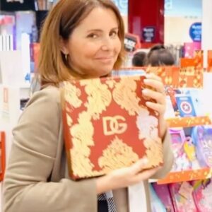 Sofia Grillo Instagram - .

O Natal é uma das minhas épocas preferidas do ano. É um momento de partilha, com a família e os amigos. 
Na @perfumesecompanhia.pt, encontro sempre os presentes ideais para oferecer aos meus. ❤️
.
(Aproveitem, estão com óptimas promoções!)
.
#perfumeseconpanhia 
#natal 
#melhoresescolhas
