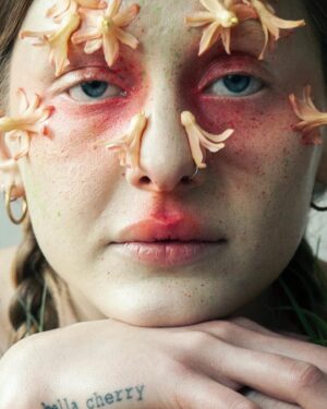Sofia Kappel Instagram - Photo by @ninaanderssonvoigt 
Makeup by @jarmide_mua
Flowers by @more.fleurs