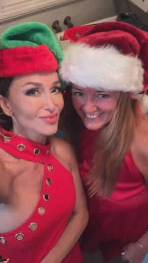 Sofia Milos Instagram - Merry Christmas from us all 🎄✨
The ultimate NATALINO …. The pre- friends- Christmas party . And a party it was 😂😂 with the “ugliest-recycled-gift-contest”  lots of laughter and amazing food. 
Thank you my friend @alessandratdj  for hosting this fun Christmas dinner party. 🎄✨❤️✨🎄

#SofiaMilos #christmasparty #friends #italians in #losangeles #italianfood #italianamerican #italianamericans #italianamericanactor #natale #christmas #noel #feliznavidad