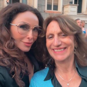 Sofia Milos Instagram - Festa Della Repubblica 🇮🇹 
italian National holiday celebrated with my friends at Warner Brothers Studios this year . 🎥 🎭 
I have so many memories created on this Studio lot …..
In fact, I shot my very first TV series as a series regular on that lot in 1993 !!
In CAFE AMERICAN , Co-starring with Valerie Bertinelli  for NBC . The role was written for an American … but a hot blooded Italian snapped it away 😂  and turned her into FABIANA BORELLI The sit-com lasted one year , 24 episodes and it was wonderful fun to perform in front of a Live audience and many standing ovations. 

I also worked  on another #warnerbrotherstudios stage for 1.5yrs ..on the sit-com CAROLINE IN THE CITY , co starting Leah Thompson , in the role of Julia … also for NBC .

I also worked  on FRIENDS , as Matthew Perry’s girlfriend AURORA , on another stage. 

And on the ER stage … as COCO. 

Needless to say it’s one of my favorite lots  with many memories to share or hold dear in my heart ❤️ 

🇮🇹❤️🇮🇹
@warnerbrostv  #warnerbrothers #festadellarepubblica #2024 #italiana #italianamerican #attrice #actress #sofiamilos #italianamericanactor