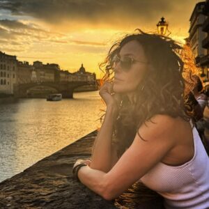 Sofia Milos Instagram - Sunset in FIRENZE , on the Ponte  Vecchio 🇮🇹

#firenze #florence #sofiamilos #travel#sunset #poetry