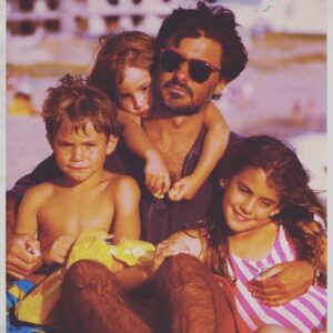 Sofía Reca Instagram - Going through my pictures and found this beautiful photo! #oldies #familyholiday #bestdadever ##bestsiblingsever #PuntaDelEsto retro!
Ordenando mis fotos y me encuentro con ese hermoso recuerdo!!!! @mrmaximo #lole