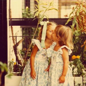 Sofía Reca Instagram - Siempre ame esta foto! @paulinreca #sisters #love #oldies 