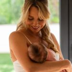 Sofia Arruda Instagram - Já tínhamos a experiência de um bebé com pele de tendência atópica com o Xavier e esta nenuca também tem a pele muito sensível e seca. Para evitar o desconforto da pele a repuxar ou comichão durante a noite estamos a utilizar na rotina do banho a gama A-Derma Exomega Control: Passo 1: utilizo Exomega Control Óleo de Duche na hora do banho. 🚿 Passo 2: aplico Exomega Control Creme Emoliente para acalmar e hidratar a pele. Tal como os meus filhotes, o seu bebé poderá ter uma boa noite de sono sem acordar por causa da comichão. 😴 #adermaportugal #aderma #dermatologiabio #aveiarhealba#skincare #exomega #exomegacontrol #peleatópica #eczema #pub