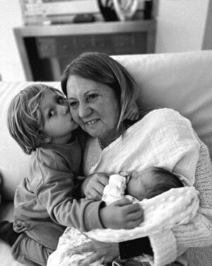 Sofia Arruda Instagram - Como não amar este trio 🥰 avó e netos 

O Xavi é a cara da avó não acham ? 

#grandmother #love