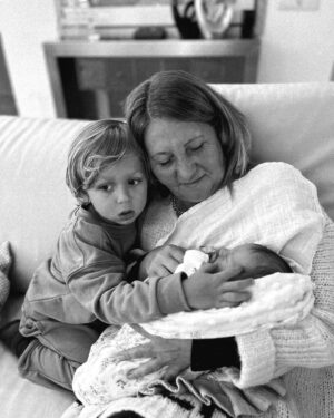 Sofia Arruda Instagram - Como não amar este trio 🥰 avó e netos 

O Xavi é a cara da avó não acham ? 

#grandmother #love