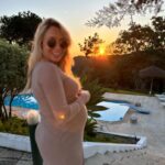 Sofia Arruda Instagram - Aproveitar o pôr do sol e as novas curvas 🤭🧡 #3fev2024 #sunsetlovers