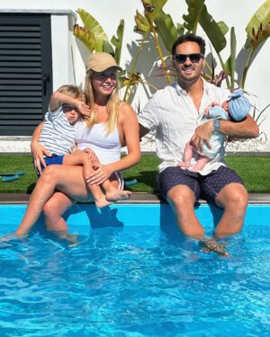 Sofia Arruda Instagram - A nossa celebração de 6 anos de casados ❤️ 
Em casa com a família toda reunida. 

Talvez para o ano consigamos fazer um programa só a 2 😆 @dpamaro mas por agora está perfeito assim! 

 #6andcounting #weddingcelebration