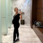 Sofia Arruda Instagram - Nunca pensei fazer a espargata, muito menos grávida 😂 Atenção este não é o nosso objectivo na aula de alongamentos, aconteceu hoje porque o corpo permitiu mas não faço qualquer esforço para o fazer. Segurança primeiro sempre 🙏🏼 #mommygoals #pregnantbelly #pregnancydiary #workinprogress