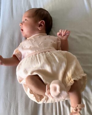 Sofia Arruda Instagram - Eu vejo uma bailarina 🩰 🤍 

Look primavera/verão2024 @wedoble

#babygirl #oliamaro
