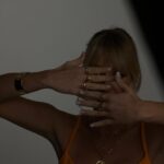 Sofia Arruda Instagram - Quando no resultado final do trabalho não se nota que temos um barrigão lindo a fazer companhia 🥰 façam swipe para o lado para verem esta bolinha 🤭 Campanha @jetlagjewellery Fotografa @mafaldaboavida Styling @dianarconceicao Agência @mais.que.uma Maquilhagem e cabelo @danielainacio.mua #pub