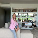 Sofia Arruda Instagram - Querido mudei a sala ☺️ Durante a gravidez passei madrugadas de insónias a projectar alterações em casa: sala, terraços, quarto dos miúdos … e agora começo a concretizar as minhas ideias ☺️ Sofá @moorki_official ( têm mesmo de ir ver a página deles. Eu sou muito clássica nas minhas escolhas mas eles têm sofás de SONHO e bem irreverentes!) #homedecor #sofaminimalis #parceria #decoração #livingroom