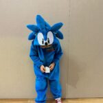 Sofia Arruda Instagram - Por aqui temos um fã do Sonic ⚡️ …e uma mãe que acha que este fato não vai sobreviver a um dia de escola 😅 #carnaval2024 #sonic