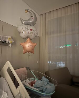 Sofia Arruda Instagram - 2 semanas com a nossa Oli nos braços 🥰❤️ Agradecer à Dra @claudia_appleton_obgin e à sua equipa é pouco. Agradecer à minha irmã @mafaldaarruda que mais uma vez esteve comigo no nascimento dos meus filhos: obrigada obrigada!!! E ao meu marido @dpamaro que nunca, nunca me larga a mão ❤️
Temos tanta sorte filha. Um dia vais perceber ❤️🥰 

#family #familygoals #oliamaro #newborn #blessed