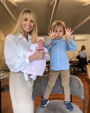 Sofia Arruda Instagram - Eu vesti-os bonitinhos, usei a luz da janela e tentei uma fotografia para pôr na moldura da sala. Isto foi o melhor que consegui 😂😆🤪

 #mothersday #photography #kids