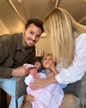 Sofia Arruda Instagram - Eu vesti-os bonitinhos, usei a luz da janela e tentei uma fotografia para pôr na moldura da sala. Isto foi o melhor que consegui 😂😆🤪

 #mothersday #photography #kids