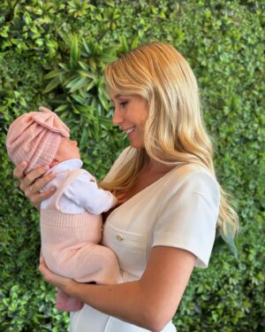 Sofia Arruda Instagram - A nossa família ficou ainda melhor contigo filha. Obrigada por nos teres escolhido 🙌🏼
Um mês de Olívia 🌸 
#22maio2024