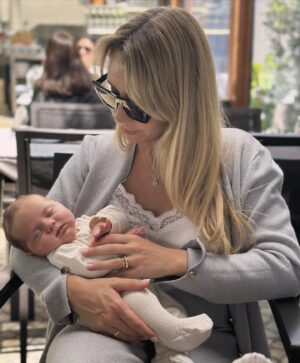 Sofia Arruda Instagram - Na verdade estamos as duas a dormir sentadas 😎🤪 

#oliamaro #newborn #babygirl