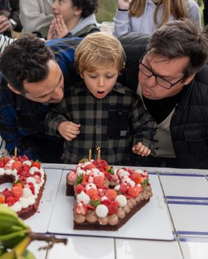 Sofia Arruda Instagram - Este fim de semana celebrámos os 40 anos do meu mais velho 🤭 e tal como o Xavi prometeu tivemos um insuflavel com piscina de bolas e pinturas de cara graças à @playbus.pt ahaha sim ele fez 40 anos e não 4, mas como todos os nossos amigos decidiram contribuir para a natalidade do país de forma generosa tivemos de garantir que todos estavam felizes ❤️ 
Foi incrível reunir tantos amigos e tanta família, mas uma pessoa tão especial como o David tem este efeito em todos nós 🙌🏼🤍

#parceria #pub