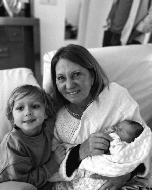 Sofia Arruda Instagram - Como não amar este trio 🥰 avó e netos 

O Xavi é a cara da avó não acham ? 

#grandmother #love