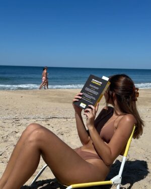 Sofia Barbosa Instagram - usar cadeira na praia é underrated
