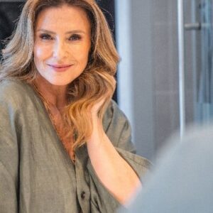 Sofia Cerveira Instagram - #pub Graças à minha genética, são poucos os cabelos brancos que vão aparecendo, mas quando aparecem há que lhes fazer face da melhor forma😉 Conheci o kit de coloração Excellence Crème da @lorealparis que dá para fazer em casa👌Com uma fórmula melhorada, baseada no ingrediente de referência para a hidratação: o Ácido Hialurónico, hidrata o cabelo 10 vezes mais 😍

Já experimentaram?

#lorealparisportugal #lorealparishaircolor #transformaoteucabeloemsegundos