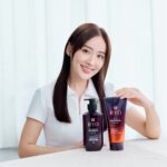 Sofiee Ng Hoi-yan Instagram - 現今女孩們都在流行隨性輕鬆感，重點在於保持飄逸豐盈的秀髮(˶˃ ᵕ ˂˶) 為了讓自己保持最佳狀態，當然要在保養頭髮方面多下苦功！首要目標是追上髮量！推薦大家用我非常信賴、幫助我守住髮線嘅韓國 No.1 洗髮品牌 —— 防脱擔當【呂RYO】 【呂RYO】嘅獨家防脫專利技術 Ginsen9EX™️ 提煉全枝韓蔘精華，萃取自韓蔘的根、莖、葉、果實成分，蘊含9大珍貴韓方成分包括人蔘全草、白蔘等等，以天然精華養潤頭皮，保護頭皮免受損傷，強韌保護髮根，有效解決掉髮現象，養護濃密秀髮。 為配合不同髮質需要，【呂RYO】經典的紫色韓蔘滋養防脫髮系列亦有推岀粉紅色的豐盈洗髮液，適合軟弱扁塌髮質使用，用後髮根不再扁塌，時刻保持髮絲的立體蓬髮感。 @ryohongkongofficial 立即開始體驗：https://bit.ly/4bw0yGm #呂RYO #RYOHK #韓方頭皮護養專家 #防脫髮 #韓蔘滋養防脫髮系列 #蔘之科學 #防脫擔當