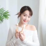 Sofiee Ng Hoi-yan Instagram - 如果睇過我Room Tour Youtube片嘅朋友 可能都會認同我係「斷捨離」大師😂😂 如果屋企又亂又多唔需要嘅雜物 真係好影響心情同生活！ 其實肌膚一樣都要斷捨離 要斷捨離嘅係防腐劑、香料、合成色素呢D唔好嘅成分 最緊要揀啱自己嘅護膚品 護膚效果先至會最好 @fanclhk_official 就岩晒我 我早晚會用 #膠原豐盈肌底液 及 #膠原豐盈乳液 鎖水同時Boost多D膠原蛋白 易吸收之餘，即時水潤彈滑，光澤感就係咁黎! #FANCL無添加HK #不用防腐劑 #LessIsMore