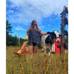 Sofya Zaika Instagram - Мы с Муркой снимались в прекрасном фильме !! 🐄 Партнёрша - мечта !! 😂
—
Друзья !!! «Поехавшая» уже в кинотеатрах !!! Всем любить , дружить , путешествовать и смотреть «Поехавшую» !!! 
Там все супер : сценарий , локации , актеры и кончено же дорогой мой режиссёр @grimaslov со своей чудесной @mashkamamaslova , которые сняли эту картину !)
Для меня большая радость , быть частичкой этого фильма , пойду посмотрю фотки с премьеры , на которой к сожалению , я не смогла быть 😂😘❤️ #поехавшая #кино #премьера #любовь #весна 
@yellow_black_and_white_ 😽