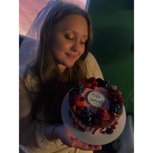 Sofya Zaika Instagram - Все по правилам 💖😆
🎤🧁💃🏼🍾 
#мойдевичник 
Спасибо моим подружкам , что пели со мной шансон , пили джюс и ели торт !!! 😂🙏🏼 
Проводили 👊🏼😘 
#девичник #девичникзайки #гуляйшальная #инетолько
