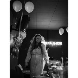Sofya Zaika Instagram - Все по правилам 💖😆
🎤🧁💃🏼🍾 
#мойдевичник 
Спасибо моим подружкам , что пели со мной шансон , пили джюс и ели торт !!! 😂🙏🏼 
Проводили 👊🏼😘 
#девичник #девичникзайки #гуляйшальная #инетолько