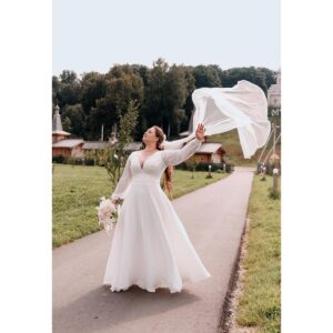 Sofya Zaika Instagram - Девочки !! 👰🏼‍♀️ По многочисленным просьбам будущих невест ! 🩵 С большим удовольствием ,  делюсь салоном , в котором прекрасные свадебные платья для нас -  #плюссайз !!! 
➡️ @nevesta.xl 
И выбор огромный , и на любой вкус !! А фоток так много , а я еще буду делиться и делиться этим прекрасным днём 🥹 #свадьба