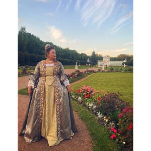 Sofya Zaika Instagram - « и вечерний экипаж ее уносит на окраину Москвы » 😂
__
Императрица . Очень приятно . Императрица . 👑
Я очень жду комплименты
 ☺️😘
Смешная история 🎥 проект 🔥
@penzfilmmash_ 😘 
#мояроль 
#мойнаряд #моякорона #кино #съемки