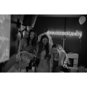 Sofya Zaika Instagram - Все по правилам 💖😆
🎤🧁💃🏼🍾 
#мойдевичник 
Спасибо моим подружкам , что пели со мной шансон , пили джюс и ели торт !!! 😂🙏🏼 
Проводили 👊🏼😘 
#девичник #девичникзайки #гуляйшальная #инетолько