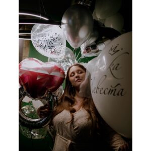 Sofya Zaika Instagram - Все по правилам 💖😆
🎤🧁💃🏼🍾 
#мойдевичник 
Спасибо моим подружкам , что пели со мной шансон , пили джюс и ели торт !!! 😂🙏🏼 
Проводили 👊🏼😘 
#девичник #девичникзайки #гуляйшальная #инетолько
