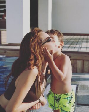 Sofya Kashtanova Instagram - Поделюсь идеей проведения дня рождения 👇🏻
 
Я свой провела в комплексе «Отрада»😍
Там потрясающие локации: мы начали с фотосессии на пляже возле открытого бассейна. Посетили чудесную конюшню у них на территории, насладились живописной природой на озере и гуляющими там оленями и маралами!
 
Праздничный ужин прошёл великолепно там же в отличном ресторане. Собрались самые близкие! Я не люблю большие тусовки, поэтому провести этот день так душевно — было лучшим решением🥳
 
Интересно было и детям, и взрослым! Мы по-настоящему отдохнули и прекрасно провели время. За что спасибо @otradaclub ❤️
 
Благодарю всех, кто был рядом! Вы самые лучшие и уникальные🥰 и такие красивые ! Спасибо @pavelshelkovnikov что запечатлел 😘Желаю всем обрести такое прекрасное окружение🌸