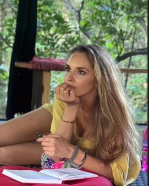 Sofya Kashtanova Instagram - Путь к любви и свободе лежит через внутреннее Я. Через взаимосвязь людей друг с другом. Через принятие и познание себя. 

Найти себя помогают саморазвитие и духовное развитие🙏🏻 Например, практики тантры развивают глубокое и взаимное понимание, сопряженное с энергией любви и созидательности. Цель тантры – достижение внутренней свободы от ограничений и иллюзий, и обретение гармонии, любви и благополучия во всех сферах жизни.

И это невероятная сила и обмен энергией! Чувствуется наслаждение миром🌎

Тантрические практики включают медитацию, ритуалы, мантры и особые методы энергетического и физического взаимодействия. Тантра также исследует темы сексуальности и любви, применяя их в контексте духовного пути.

Сама тантра – это путь к свободе и любви. Там, где есть любовь и свобода, — нет страха, стыда и вины. Есть великая чувственность и чувствительность. Есть принятие себя и другого. Есть ты!🔥

Это потрясающий опыт! Советую всем попробовать любовь, которая таится в нас самих❤️