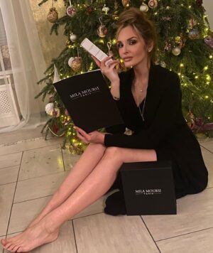 Sofya Kashtanova Instagram - Почувствовала себя голливудской звездой✨
 
Мила Моурси – косметолог высшего класса! Её клиника в Лос Анджелес принимает крутейших актёров Голливуда. Мечтаю попасть в этот центр на её фирменные процедуры, особенно – на невероятно моделирующий массаж!
 
А пока нам уже несказанно повезло, что в России появилась её косметика🔥 Она производится во Франции по всем правилам, так как создаётся опытными знающими руками. Бренд добавляет в текстуры инновационные ингредиенты, созданные природой!
 
Я пользуюсь @milamoursi_russia и очень довольна результатом. Богатая разными кислотами, микроэлементами, витаминами косметика улучшает и оживляет кожу. 
 
И теперь продукция есть в ЦУМ👍🏻
@milamoursi_russia 
@tsum.beauty 
#resultslikenoother