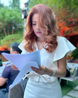 Sohn Mi-na Instagram - 마이크를 잡을 때, 많은 사람을 앞에 두고 말 할 때, 스페인어를 할 때, 복잡하게 꼬인 상황을 정리하고 해결할 때, 국경과 언어 직업 등 경계를 넘어 누군가와 가슴으로 연결됨을 느낄 때, 꿈 많은 젊은 사람에게 용기를 주고 힘이 될 수 있을 때… 

내가 진정 행복하다는 것
그래서 내 얼굴이 무한 하회탈이 된다는 것 

요런 새로운 깨달음이 있던 직업의 현장 😊

오리지널 본케 아나운서로 돌아가 스페인어 사회를 보며 국가 정상들을 만나 교류하고 친구가 되고, <스페인 너는 자유다>를 읽고 진로를 정해 꿈을 키워 스페인어 통역사가 되었다는  젊은이들이 나와 한 자리에서 일하고 있음에 감동의 눈물을 흘리는 게 너무 예뻐 같이 울먹이고 … 일하러 갔는데 가슴 벅차도록 보람찬 시간이었네요. 

늘 모든 것에 감사합니다 🙏

#본케부케 #천직 #스페인어 #아나운서 #스페인너는자유다