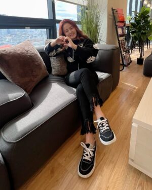 Sohn Mi-na Instagram - 잘 안 보이지만 ㅎㅎ 하트 날리는 거예요~ ♥️♥️♥️
지난 주 코엑스에서 열린 서울리빙디자인페어 <올라미나> 부스에 찾아와주신 여러분 모두모두, 감사합니다. 얼마나 많은 분들이 오셨는지 5일 내내 물도 겨우 마시고 한시도 자리에 앉지 못할 정도였지만, 또 근 20년 만에 목소리가 안 나올 정도로 말을 많이 했지만, 여러모로 의미 깊고 즐거운 시간이었어요. 🥳🤩

저희 올리브오일을 시음하시는 분들이 하나같이 ‘세상에 이렇게 맛있고 산뜻한 올리브 오일은 처음이다’라는 반응을 보이시는 걸 목격하는 것도 큰 기쁨이었고요. 오랜 친구들의 방문도 반가웠고, 팬심으로 찾아와 제 책이나 저의 활동이 어떻게 인생을 바꾸었는지를 설명하며 눈물 흘리시는 분들과 두손 꼭 잡고 힘껏 포옹한 일들도 잊지 못할 거예요. 🙏🙏🙏

전시장을 해체하는 순간까지 줄을 서서 올리브오일을 사 가신 분들, 다 드신 병마저 소중하다며 빈 병을 가져와 병 위에 싸인을 받으신 분들, 5일 동안 함께 고생한 이웃 부스 분들도 고마웠습니다. 다녀가신 모든 분께 좋은 추억이었기를….! 

얼마나 많은 분들이 다녀가셨고 또 따뜻한 격려의 말씀들을 해주셨는지… 아직도 올릴 사진과 영상이 많아요. 하나씩 업로드 할게요. 

말 많이 하느라 변해버린 목소리와 화끈거리는 두발, 올리브오일을 하도 따라서 굳은 살이 박이려고 자리 잡는 엄지와 검지 손가락, 간만에 짐을 옮기느라 여기저기 뻐근한 곳들이 있지만 좋은 에너지와 사랑을 듬뿍 받아 행복합니다. 💕

특히 산티아고 이후로, 아니 어쩌면 한자리에 서 있어야 하기에 계속 걷는 산티아고 길 순례보다 발이 더 피곤하고 피도 안 통하고 죽을 맛이었는데 제가 지난해부터 거의 매일 신고 있는 저의 최애 신발 르무통 덕을 많이 봤어요. 너무 기특해서 얘기 안 할 수가 없네요; ㅎㅎ 중간 중간에 비타민 잔뜩 사 들고 와서 입에 막 넣어주고 간 친구들과 울 사촌동생들도 고마워요. 

일요일 밤에 페어가 끝났는데 월, 화는 밀린 일을 하느라 쉬지 못하고 이제서야 한숨 돌리며 앉아서 글을 적어 봅니다. 넓은 세상과 한국 사이 다리 역할을 제대로 하기 위해 시작한 <올라미나>, 초심을 잃지 않고 열심히 달려나갈 수 있도록 늘 진심과 정성을 다하겠습니다. 지켜봐 주시고 응원해주세요~ 감사합니다! ♥️

#올라미나 #올리브오일 #서울리빙디자인페어2024 #감사합니다