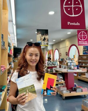 Sohn Mi-na Instagram - 이번 스페인 출장 중에는 개인적으로 매우 특별한, 기억해둘만한 일이 있었는데요. 몬세랏 수도원에서 제 책들을 진열 & 판매하고 싶다고 제안해 주신 거예요! ☺️😍

수도원에 도착하면 입구에 있는 시청각 자료실 겸 서점이 있는데 바로 그곳에, 성모 마리아상과 다른 기념품들 사이에 저의 <스페인 너는 자유다> 그리고 <괜찮아 그 길 끝에 행복이 기다릴 거야> 두 권이 놓이게 되었답니다!! 

몬세랏에 머무는 동안 두근두근 설레는 마음으로 찾아가 보았는데요, 기분이 묘하더라고요. 스페인에서 유학하던 시절이 엊그제 같은데 … 이렇게 역사 깊고 유명한 곳에서 제 책 입고를 제안해주시다니… 기쁘고 감사한 마음 담아서 책들에  싸인하고 수도원 도장도 함께 찍어 두고 왔어요. 

몬세랏 수도원에 가시는 분들 혹시 제 책 발견하시면 반갑게 봐주시면 감사하겠습니다! ♥️🙏

#스페인 #몬세랏 #스페인여행🇪🇸 #spain #montserrat #travel
