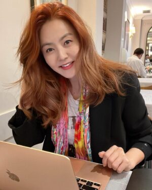 Sohn Mi-na Instagram - 시차, 그게 뭐에요? ㅎㅎ🤣

어제 저녁 마드리드 상륙 후 동네 식당에서 싱싱한 아티초크와 올리브오일의 기막힌 식사   리베라 와인 한잔으로 저녁한 후 꿀잠, 아침에 일어나 동네 한바퀴, 곧바로 서울, 인도, 바르셀로나, 영국 연결하며 무려 4시간이 넘는 릴레이 컨퍼런스 콜 마무리 😅

하… 말을 너무 많이 해서 배가 심하게 고픈… 결국은 밥심이니 잘 먹어야겠죠? 점심은 하무스와 컬리플라워 그리고 올리브오일, 아보카도, 견과류를 곁들인 따뜻한 샐러드

건강하게 잘 먹어야 오후에 있는 회의와 미팅과 저녁 식사 모임까지 힘내서 달릴 수 있을 테니…. 

좋은 체력을 주신 부모님께 감사. 근데 에너지의 원천이 되는 가장 주요한 요소는 Stress 를 어떻게 관리할 것인가의 문제 같아요. 한마디로 마음 다스리기~! 바쁜 일상이지만 오늘도 거의 도 닦는다 생각하고 좋은 에너지만 제 안에 남기려고 하고 있어요. 

여러분의 하루는 어땠나요? 혹시라도 힘든 순간이 있었다면 깊은 숨을 쉬면서 우주를 생각해보세요. 웬만한 문제는 알고 보면 별 거 아닐 거예요. 좋은 에너지야 전해져라 얍~!!! 🤩🙃😊👍♥️


#바쁠수록즐겁게 #마드리드 #스페인 #올라미나 #화이팅 #손길동에게는지구도좁다
